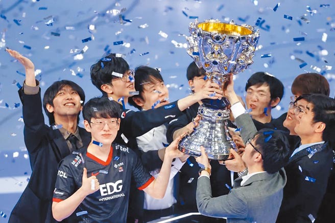 四年前的今天EDG在冰岛夺得S11冠军：目前仍是LPL最后一个S冠